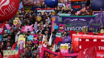 Londres se une contra la ultraderecha: decenas de miles de manifestantes recorren las calles en una protesta masiva contra la extrema derecha