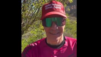 Una 'influencer' de EEUU ve la famosa gorra de Pedro Sánchez de "Make Science Great Again" y lo que dice es para oírlo