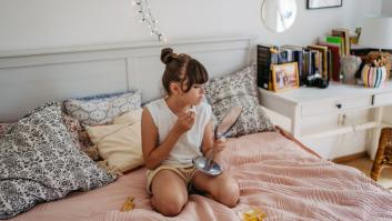 Una niña se desmaquilla en una imagen de archivo