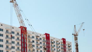 Bloques de viviendas y grúas