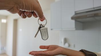 Una persona entrega las llaves de un piso
