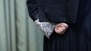 Imagen de archivo de un detalle de una persona con una toga.