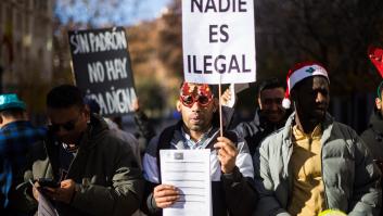 Un hombre sostiene una pancarta en una manifestación antirracista en Madrid