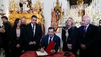 Juanma Moreno visita una hermandad de Granada y deja un mensaje que está llamando mucho la atención por varios detalles