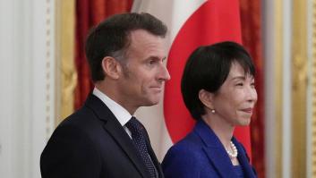 El saludo entre Emmanuel Macron y la primera ministra de Japón que está dando la vuelta al mundo