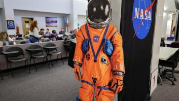 Los trajes naranjas de los astronautas de la Artemis 2 llevan oxígeno, comida, agua y bolsas para orinar: están diseñados para sobrevivir 6 días en ellos si hay una emergencia
