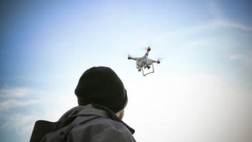 Un hombre organizó 140 vuelos ilegales de drones a nueve cárceles británicas en dos meses y cobró 30.000 euros: le han condenado a más de cinco años de prisión