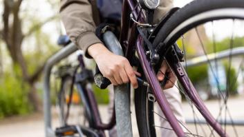 Un mecánico de bicicletas robaba baterías de bicis eléctricas "por la emoción" en su día libre: le pillaron con un GPS oculto en una batería cebo