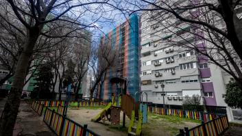 Manuela Navarro, 71 años, vecina de Orcasitas y Cruz de la Orden del Mérito Civil: "Muchos no encienden la calefacción porque no la pueden pagar, pero desde que rehabilitamos los 90 bloques al menos no pasan frío"