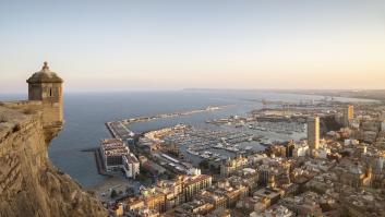 Brian vendió su casa en Estados Unidos con 40 años y se mudó a Alicante con su familia: "Allí la guardería costaba más que la hipoteca; aquí pagamos la mitad y los niños van a la playa cada día"