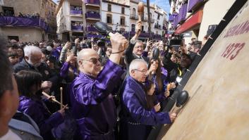 Antonio Resines se adelanta al protagonizar la Rompida de la Hora de Calanda en un Viernes Santo multitudinario