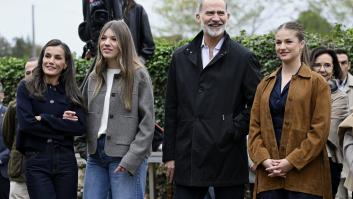 Foto de archivo de los reyes y sus hijas, la princesa Leonor y la infanta Sofía, en Asturias.