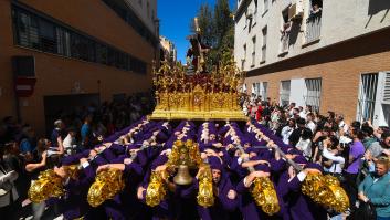 Un historiador ve estos 36 segundos de un joven en la Semana Santa de Málaga y firma la reacción más difundida