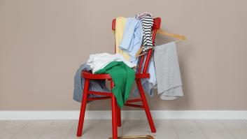 Un psicólogo del comportamiento explica por qué los que apilan ropa en la silla antes de irse a dormir son más creativos y optimistas que los que lo guardan todo