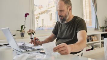 Un hombre paga impuestos