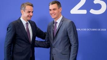Kyriakos Mitsotakis y Pedro Sánchez, juntos en una reunión europea