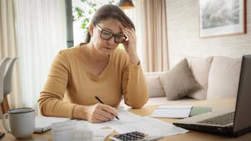 Una mujer haciendo la renta