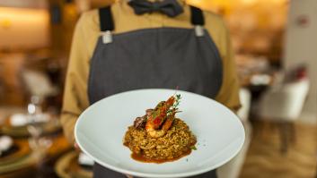 Una camarera cuenta algo que ha visto hacer en las cocinas de los restaurantes y, si lo escuchas, quizá se te quiten las ganas de comer fuera