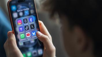 Un menor usando las redes sociales en su teléfono móvil.