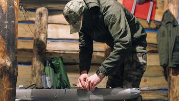 Un asesor del ministro ucraniano de Defensa enseña un dron de bolsillo que pesa menos de tres kilos y vuela hasta 64 kilómetros: lo están desarrollando en EEUU