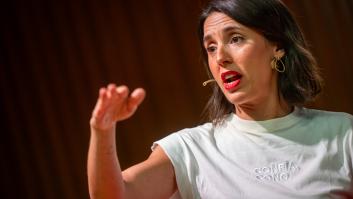 Irene Montero rescata una camiseta con un mensaje claro durante su acto con Rufián