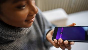 Una joven utiliza el móvil