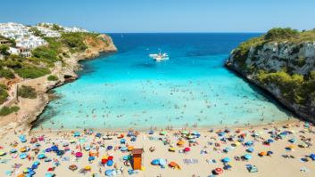 Los residentes de Mallorca se organizan para limpiar playas ante el aumento de residuos: "Nos hemos organizado porque la basura nos estaba comiendo"