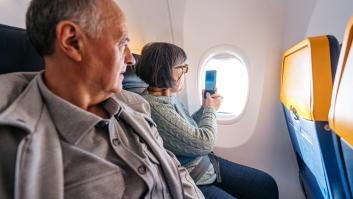 El motivo por el que las personas mayores de 60 años no deberían sentarse juntas en los aviones