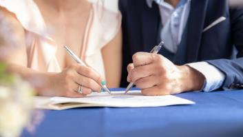 Es 2026 y Francia acaba de eliminar de su legislación sus polémicas referencias a las "obligaciones conyugales": "El matrimonio es una promesa de amor, nunca una deuda"