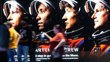 Mural con las imágenes de los cuatro tripulantes de la misión Artemis II