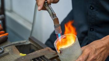 Funden tarjetas SIM para sacar oro en casa: el experimento viral que convierte basura electrónica en miles de euros