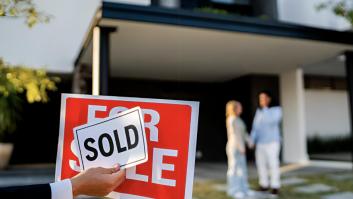 Dos personas que acaban de comprar una casa