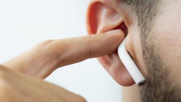 Una persona usando auriculares, en una imagen de archivo