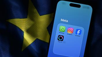 Varias aplicaciones de Meta, entre ellas WhatsApp, Instagram o Facebook, sobre una bandera de la Unión Europea.