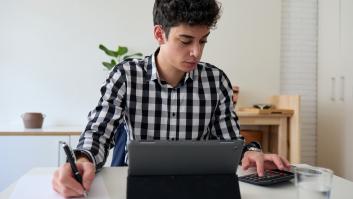 Hombre calcula sus impuestos