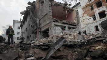 Un residente permanece cerca de edificios residenciales alcanzados por un misil ruso y un ataque con drones en Dnipro (Ucrania), el 16 de abril de 2026.