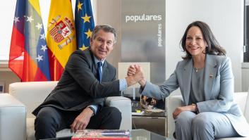 El lider del PP, Alberto Núñez Feijóo, y  la líder opositora de Venezuela, Maria Corina Machado