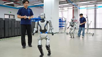 China usa robots humanoides para resolver el envejecimiento de su población mientras EEUU los vende como mayordomo doméstico para ricos: las dos vías opuestas del 'hype' tecnológico