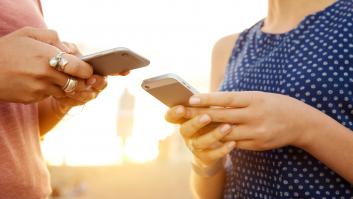 Qué es el 'phubbing' y por qué se considera uno de los hábitos más irrespetuosos de la vida social contemporánea, según los expertos en etiqueta