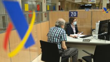 Hombre hace la renta en una oficina de Hacienda