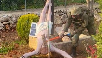 El Ejército israelí confirma como real la foto de un soldado decapitando a martillazos un Cristo en una iglesia de Líbano
