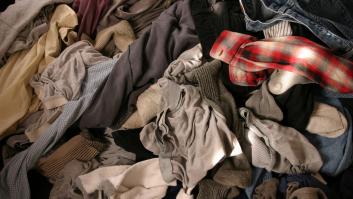 Si donas ropa usada puede acabar vertida ilegalmente en el desierto de Atacama en Chile: 39.000 toneladas al año se amontonan allí sin control