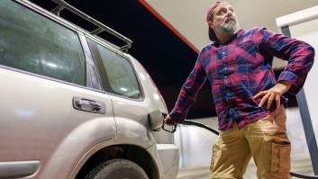 Un hombre repostando combustible