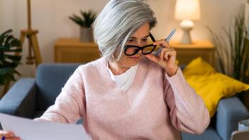 Una mujer se sujeta las gafas frente al ordenador
