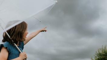 Una niña con un paraguas