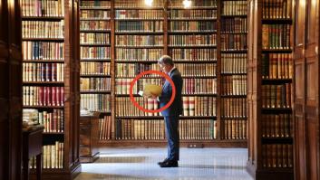 Feijóo felicita así el día del libro y Antonio Maestre se fija en lo que lleva en la mano: da un palo a sus asesores