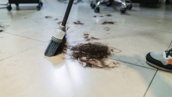 Pelo en el suelo de una peluquería, en una imagen de archivo