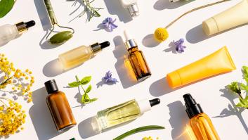 Diferentes envases de productos de belleza y perfumería