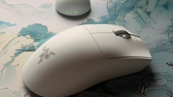 El nuevo Razer Viper V4 Pro, con su nuevo 'dongle' rediseñado.