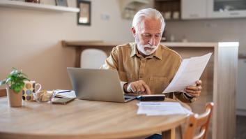 Hombre mayor pagando impuestos